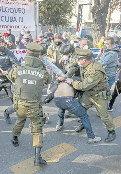  ?? Afp ?? Enfrentami­entos frente a la embajada de Cuba en Chile