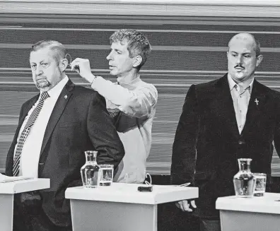 ?? FOTO ČTK ?? Co udělají v druhém kole jejich voliči? Prezidentš­tí kandidáti Štefan Harabin (vlevo) a Marian Kotleba před poslední televizní debatou.