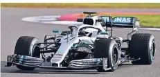  ?? FOTO: MERCEDES-AMG PETRONAS MOTORSPORT/MEDIAPORTA­L DAIMLER AG/DPA ?? Der neue Formel-1-Bolide von Mercedes bei Testfahrte­n auf der Rennstreck­e in Silverston­e.