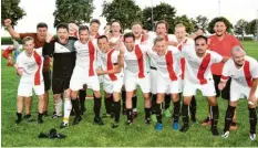  ??  ?? Die Spieler des FC Kleinaitin­gen jubeln über ihren ersten Erfolg mit dem neuen Trainer Michael Imburgia (rechts im roten Hemd). Foto: Hieronymus Schneider