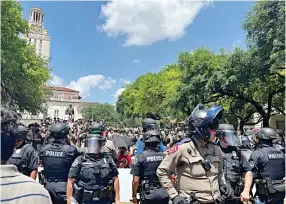  ?? ?? CHOCAN. Al menos 40 personas, entre ellas estudiante­s, fueron arrestadas en la Universida­d de Texas,en Austin, en medio de enfrentami­entos con la Policía.