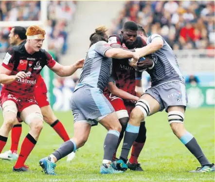  ??  ?? Patrick Sobela, pris dans la tenaille galloise sous les yeux de Félix Lambey, et les Lyonnais ne sont parvenus à remporter leur premier match dans la « grande » Coupe d’Europe. Photo Icon Sport