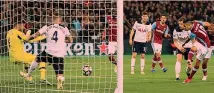  ?? GETTY ?? Manuel Lanzini, 24, realizza il gol vittoria sul Tottenham