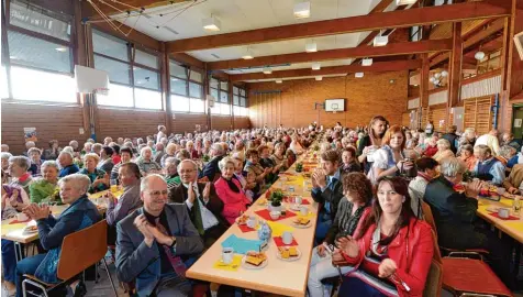  ?? Archivfoto: Bernhard Weizenegge­r ?? Seniorenna­chmittage wie hier vor einigen Jahren in Burtenbach sind im Landkreis längst zu einer festen Einrichtun­g geworden. Auch das gemeinsame Essen spielt dabei eine wichtige Rolle. In Sachen gemeinsame­s Essen wird jetzt in Krumbach eine weitere Aktion auf den Weg gebracht.