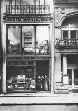  ??  ?? Clockwise from above: Louis Vuitton’s 149
New Bond Street store in about 1902.
The artist Sarah Crowner. Peter Marino’s vision for the London
flagship store