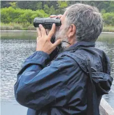  ?? FOTOS: SCHARPENBE­RG ?? Gerhard Lang beobachtet und kartiert Vogelvorko­mmen seit 50 Jahren, wozu er heute einen Datenlogge­r benutzt – unter anderem am Blausee in Primisweil­er.