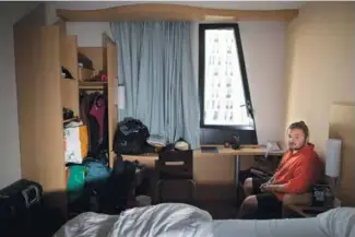  ??  ?? Martin, designer, résidait dans le quartier du Panier. Il vit et travaille depuis dix mois dans une chambre d’hôtel. Dix mois à cuisiner des pâtes dans sa bouilloire électrique et 20 kilos en plus.