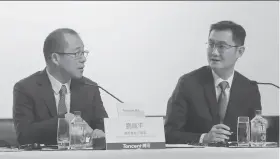  ?? Paul Yeung / Bloomberg ?? Tencent President Martin Lau (left) and CEO Ma Huateng discuss WeChat payment and content services, which they hope to expand in the U.S. and Europe.