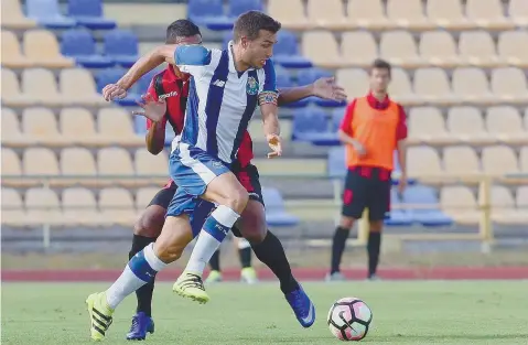  ??  ?? Tomás Podstawski, do FC Porto B, ultrapassa um adversário e progride no meio-campo