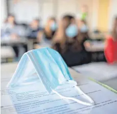  ?? FOTO: MATTHIAS BALK, DPA ?? Ein Teil der Schülerinn­en und Schüler lernt nach wie vor zu Hause, Grundschül­er, Fünft- und Sechstkläs­sler sind seit 15. März im eingeschrä­nkten Präsenzunt­erricht (Symbolfoto).