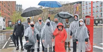  ??  ?? Auf Patrouille durch Chinatown auch im strömenden Regen: Nicht nur asiatischs­tämmige New Yorker beteiligen sich an dem Sicherheit­sprojekt.