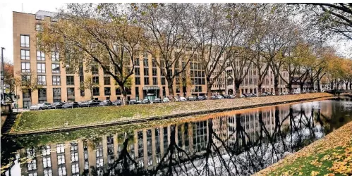  ?? RP-FOTO: ANDREAS BRETZ ?? Blick über den Kö-Graben auf die Westseite der Königsalle­e: Die Commerzban­k hat den Betrieb an der Straße gerade eingestell­t.