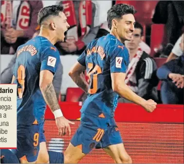  ?? ?? Hugo Duro celebra con su compañero Almeida el gol del triunfo valenciani­sta en Los Cármenes.