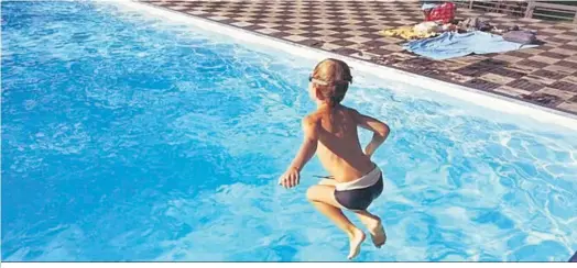  ?? ?? Un niño tirándose a una piscina.