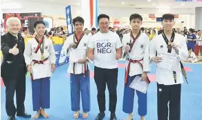  ??  ?? TAHNIAH: Henry (tiga dari kanan) dan penerusi penganjur Chin Tek Min (kiri) bersama beberapa pemenang awal Kejohanan Taekwondo Piala CMA di 1Borneo semalam.