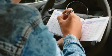  ?? Foto: Christian Gall (Symbolbild) ?? Der Fahrdienst der Nachbarsch­aftshilfe in Welden kämpft mit der neuen Regel. Fehlen bald die Fahrer?