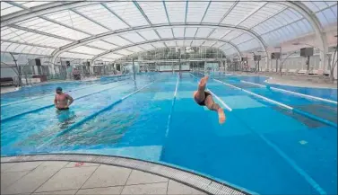  ??  ?? Los Gimnasios Dir, de Barcelona, también con piscinas, presentaro­n sus medidas de seguridad.