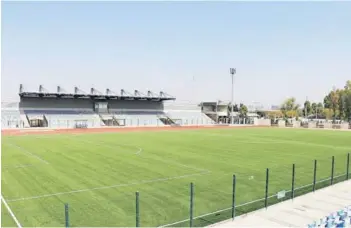  ??  ?? Más de 10 mil usuarios al mes tiene el Estadio Municipal de San Joaquín, para la práctica de fútbol y otras actividade­s deportivas.