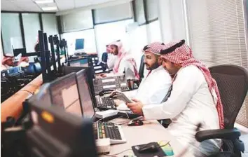  ?? Bloomberg ?? ■ Employees at Alawwal Bank’s trading floor in Riyadh. The primary market will be boosted by the inclusion of Saudi equities into the emerging market indices of FTSE Russell and the MSCI.