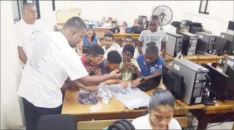  ??  ?? STEM GUYANA Robotics adherents ‘doing their stuff.’