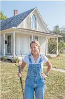  ??  ?? THAT HOUSE: Left: Beth Howard outside the cottage she was renting in Eldon, Iowa. The home inspired ‘American Gothic’.