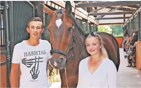  ?? FOTO: MARTIN KEMPNER ?? Philip Houston und Paulina Holzknecht gemeinsam mit Paulinas Pferd Emilio in der Stallgasse vom Gut Jagenberg in Solingen.