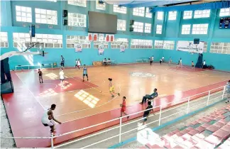  ??  ?? Jóvenes se recrean en el Centro Deportivo y Cultural de Los Minas.