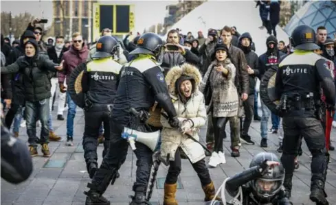  ?? FOTO ISOPIX ?? Hoewel het verboden was kwamen in Eindhoven gisteren duizenden mensen samen om te betogen tegen de avondklok. Het protest liep volledig uit de hand. Winkels werden geplunderd en auto’s in brand gestoken.