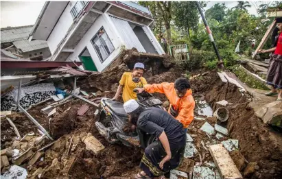  ?? ADITYA AJI/AGENCE FRANCE-PRESSE ?? VILLAGERS salvage items from damaged houses following a 5.6-magnitude earthquake that killed at least 162 people, with hundreds injured and others missing in Cianjur on 22 November 2022.