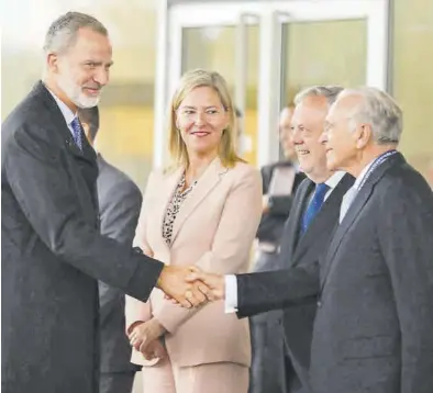  ?? LUIS TEJIDO / EFE ?? El rey Felipe VI saluda al presidente de la Fundación La Caixa, Isidre Fainé, ayer en Barakaldo.