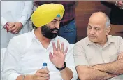  ?? SIKANDER SINGH CHOPRA/HT ?? Delhi deputy chief minister and AAP’S Punjab affairs incharge Manish Sisodia with leader of opposition Sukhpal Singh Khaira in Chandigarh on Saturday.