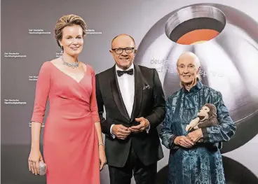  ??  ?? Königin Mathilde von Belgien (links) und Forscherin Jane Goodall mit dem Moderator und Organisato­r des Nachhaltig­keitspreis­es, Stefan Schulze-Hausmann