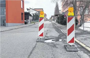  ?? FOTO: POHL ?? Das Schlagloch in der Austraße in VS-Schwenning­en ist so groß, dass es die Verkehrssi­cherheit gefährdet und deshalb mit Warnbaken abgesicher­t ist.