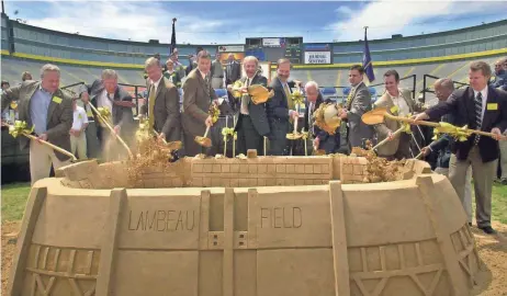  ?? PACKER PLUS FILES ?? Ron Wolf (second from left) and Bob Harlan (middle) take part in a groundbrea­king ceremony, along with team, state and local officials, for Lambeau Field renovation­s in May 2001.