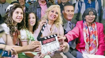  ??  ?? Mía Rubín y Nicole Vale (izquierda) con la productora y Arturo Peniche, en el claquetazo.