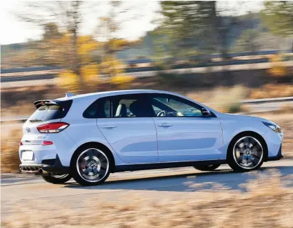  ??  ?? BONITO SONIDO En el i30 N Performanc­e hay una válvula de escape electrónic­a. Al activarla va petardeand­o como si un coche del WRC se tratase. El Peugeot suena bonito, pero queda eclipsado.