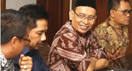  ?? ROBERT/JAWA POS ?? UNGKAP HASIL: Dari kiri, Ketua Pusat Penerimaan Mahasiswa Baru Achmad Solihin, Ketua Pusat Informasi dan Humas Suko Widodo, Rektor Unair Prof M. Nasih, dan Warek 1 Djoko Santoso di gedung rektorat kemarin.