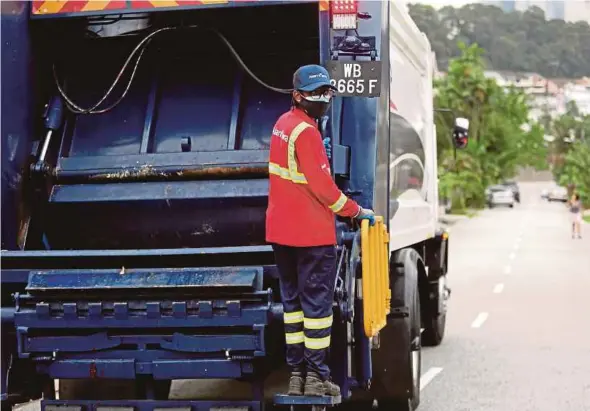  ?? PIC BY EFFENDY RASHID ?? Thiwesh Lechuman has been working as a garbage collector with Alam Flora since June last year.