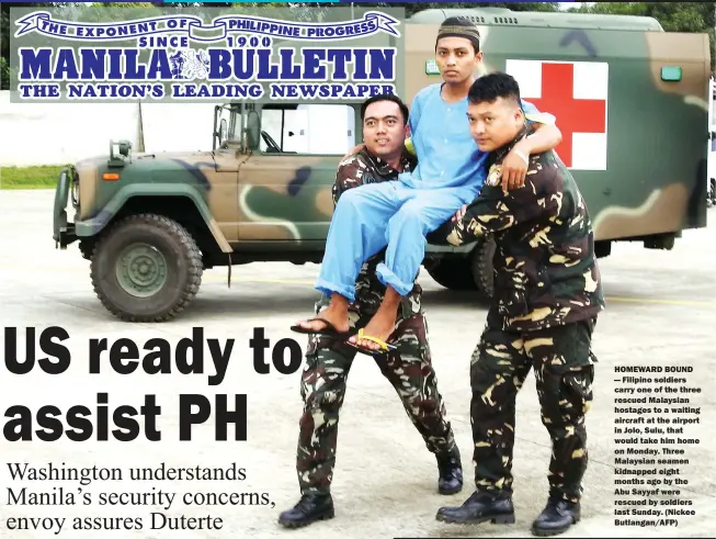  ??  ?? HOMEWARD BOUND — Filipino soldiers carry one of the three rescued Malaysian hostages to a waiting aircraft at the airport in Jolo, Sulu, that would take him home on Monday. Three Malaysian seamen kidnapped eight months ago by the Abu Sayyaf were...