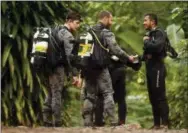  ?? SAKCHAI LALIT — THE ASSOCIATED PRESS ?? Australian Federal Police and Defense Force personnel talk to a Thai rescuer, right, before diving after the 12 boys and their soccer coach were found alive, in Mae Sai, Chiang Rai province, in northern Thailand, Tuesday, July 3, 2018. The 12 boys and...
