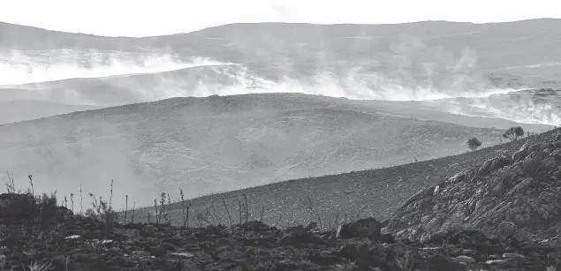  ?? EMMANUEL BRIANE-LA NUEVA. ?? Casi 20 mil hectáreas resultaron afectadas hasta ayer por el paso del fuego en la zona serrana. El siniestro comenzó el miércoles pasado, en la zona de Estación Peralta.