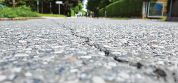  ?? Foto: Elisa Glöckner ?? Bürger ärgern sich oft über Straßensch­äden, hier in der Friedberge­r Burgwallst­raße.