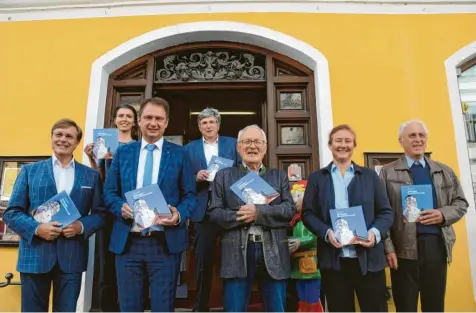  ?? Foto: Berthold Veh ?? Der frühere Rathausmit­arbeiter Werner Gutmair hat eine weitere Broschüre über die Kreisstadt mit dem Titel „Dillinger Geschichts­wege“herausgebr­acht. Sie wurde bei Bücher Brenner präsentier­t: (von links) Bernd Brenner, Natalie xxxx (Schwehweiz­er), Oberbürger­meister Frank Kunz, Thomas Mors, Werner Gutmair, Felicitas Söhner und Manfred Hintermayr.