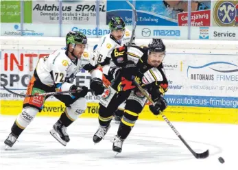  ?? FOTO: OLIVER RABUSER ?? Der Tölzer Philipp Schlager (rechts) ist vor Ravensburg­s Jeff Hayes an der Scheibe.