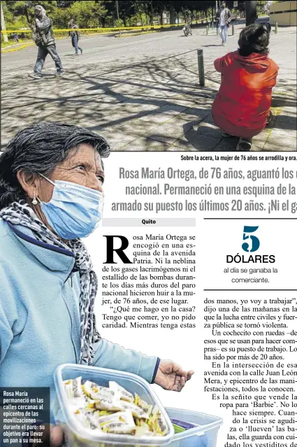  ?? Fotos: Gustavo Guamán / EXTRA ?? Rosa María permaneció en las calles cercanas al epicentro de las movilizaci­ones durante el paro: su objetivo era llevar un pan a su mesa.
Sobre la acera, la mujer de 76 años se arrodilla y ora.