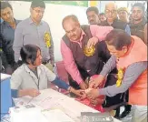  ?? HT ?? ■
A vaccinatio­n programme underway at a health centre in Maharajgan­j district recently.
