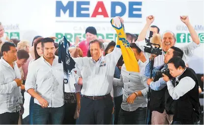  ?? ARACELI LÓPEZ ?? El abanderado de Todos por México en un encuentro con simpatizan­tes en el deportivo de Apodaca.