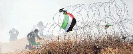  ?? FOTO: AFP ?? Eskalation an der Grenze zum Gazastreif­en: Ein Palästinen­ser protestier­t am Montag gegen die Verlegung der US-Botschaft nach Jerusalem.