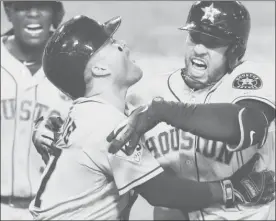  ??  ?? George Springer celebra con José Altuve, de los Astros de Houston, luego de conectar un jonrón durante la décimo primera entrada en el segundo juego de la Serie Mundial ■ Foto Ap