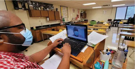  ?? (Pine Bluff
Commercial/Eplunus Colvin) ?? Watson Chapel High School teacher Cameran Faucette, who taught Chromebook Boot Camp to parents, prepares to teach his third-period biology virtual students.